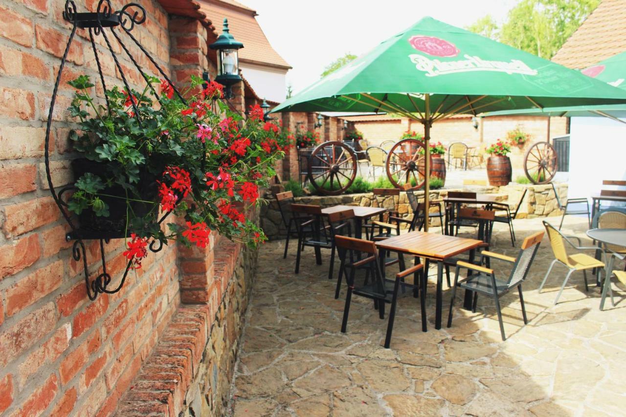 Penzion A Restaurace U Kalendu Стражнице Экстерьер фото